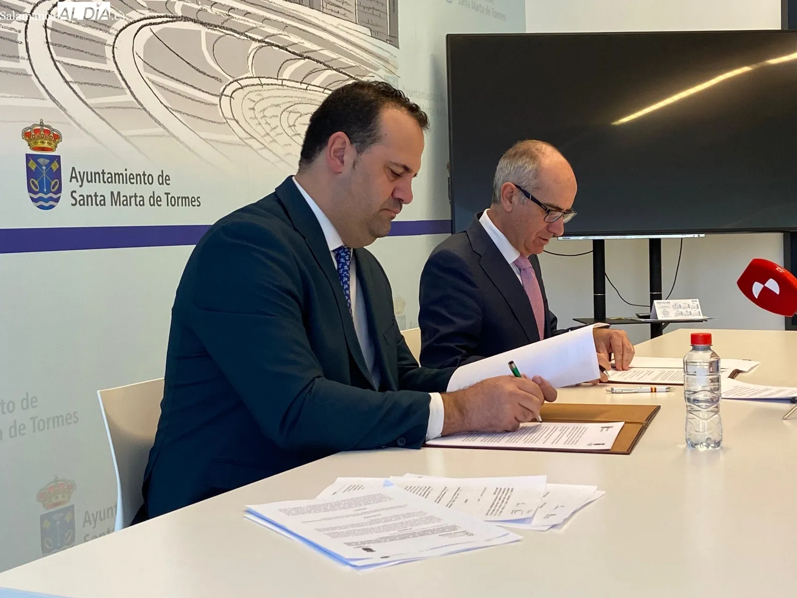 El alcalde de Santa Marta de Tormes, David Mingo, y el presidente de la Diputación de Salamanca, Javier iglesias en la firma del convenio | FOTOS: Vanesa Martins 