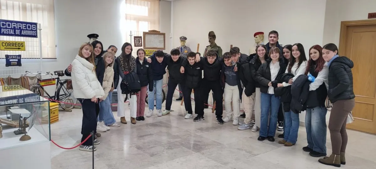 Los alumnos de 1º de Bachillerato del colegio San Juan Bosco visitan el Archivo Histórico Provincial