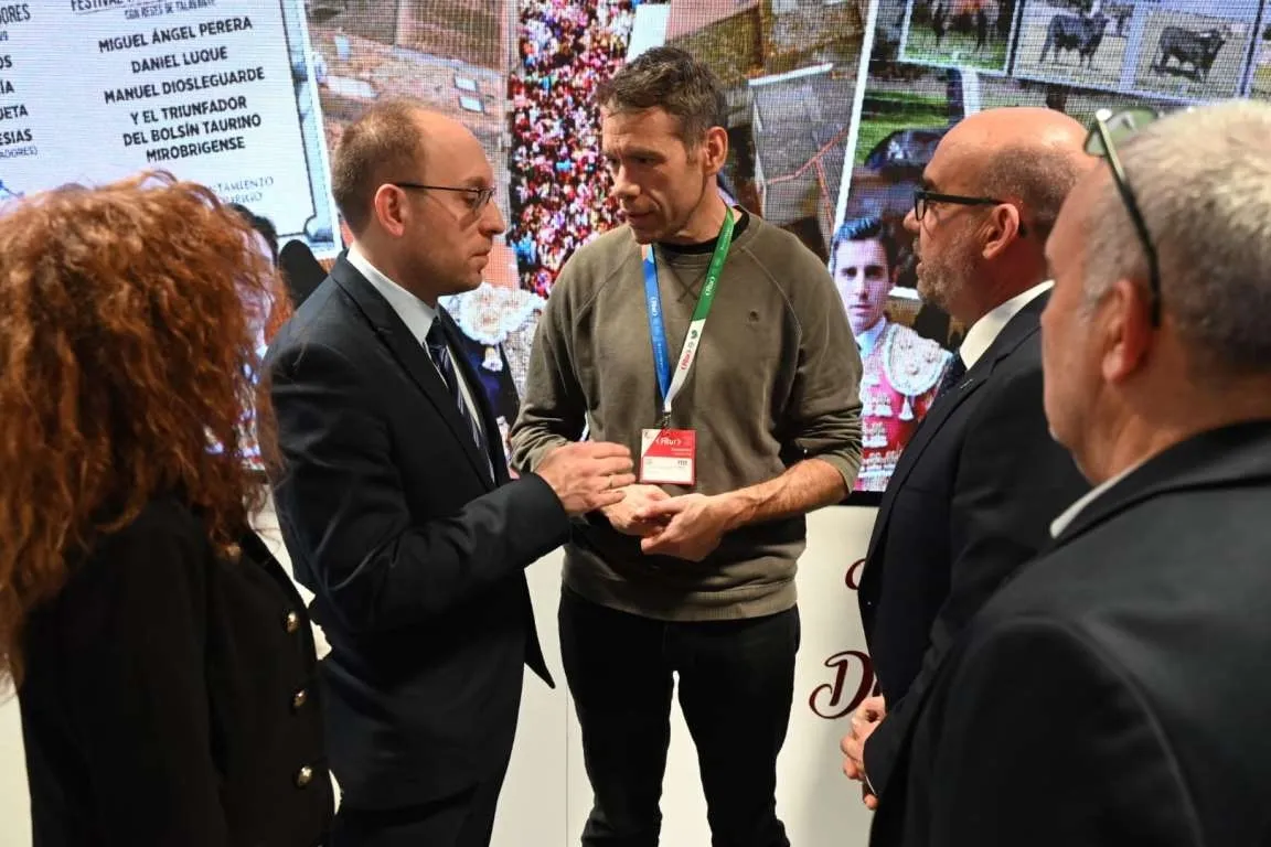 Foto 2 - El Ayuntamiento presenta el Carnaval del Toro 2025 en FITUR con la compa&ntilde;&iacute;a de Rub&eacute;n Am&oacute;n