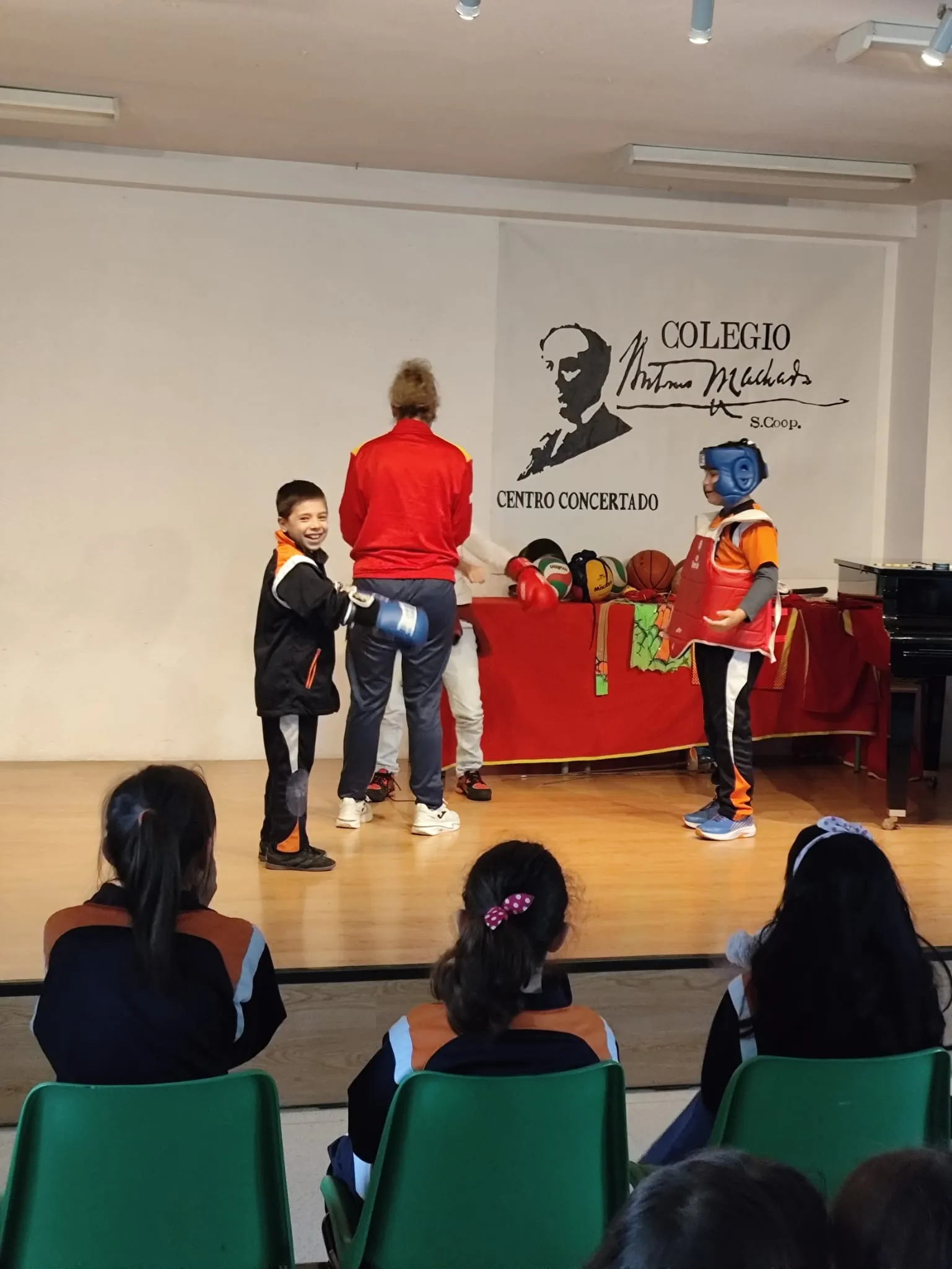 Foto 2 - 'Todos Ol&iacute;mpicos&rsquo;, original actividad en el Colegio Antonio Machado