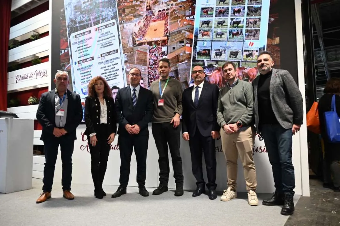 Foto 4 - El Ayuntamiento presenta el Carnaval del Toro 2025 en FITUR con la compa&ntilde;&iacute;a de Rub&eacute;n Am&oacute;n