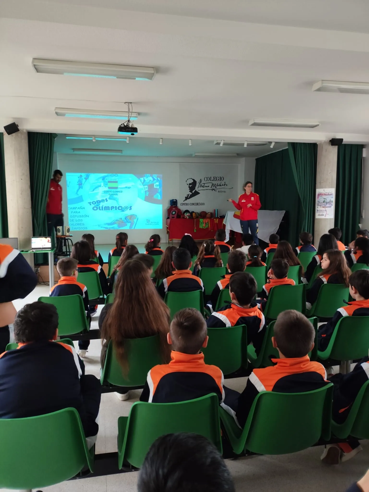Foto 3 - 'Todos Ol&iacute;mpicos&rsquo;, original actividad en el Colegio Antonio Machado