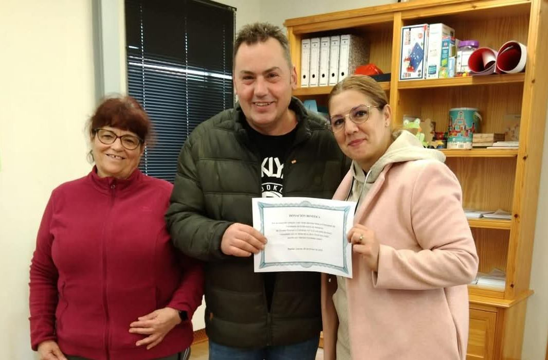 Juan José Sánchez y Vanesa Centelles entregan el dinero recaudado con su libreto