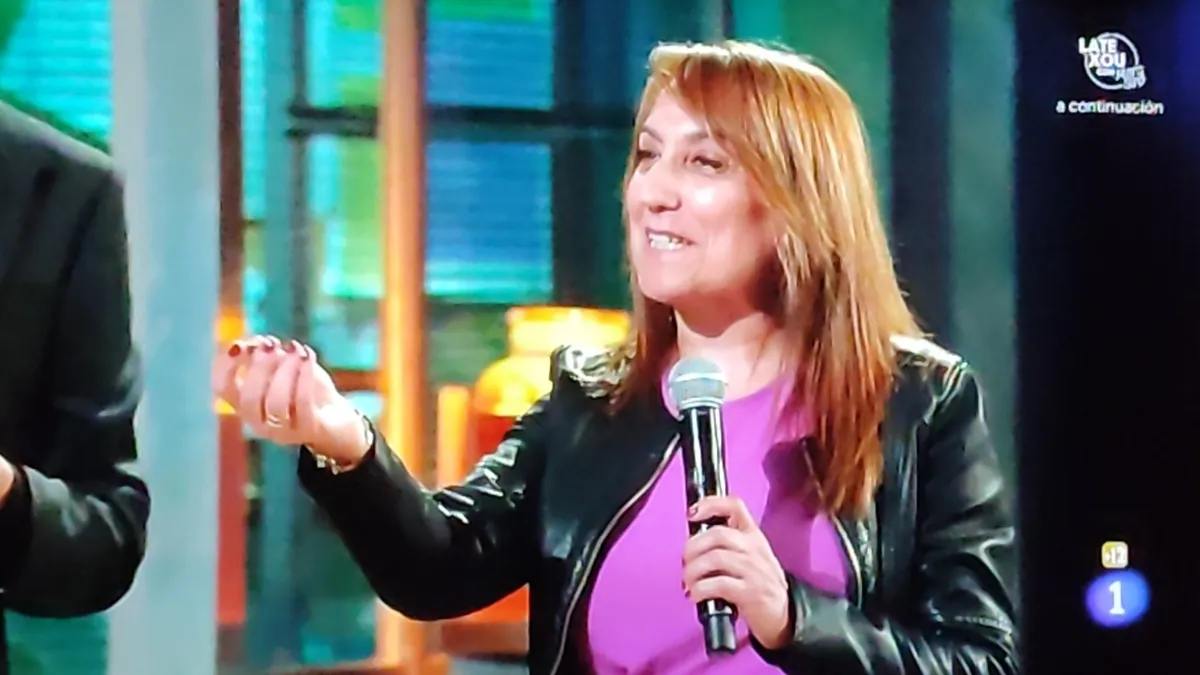 Pantallazos de móvil del momento de Maribel Montes sobre el escenario de La Revuelta de Broncano 