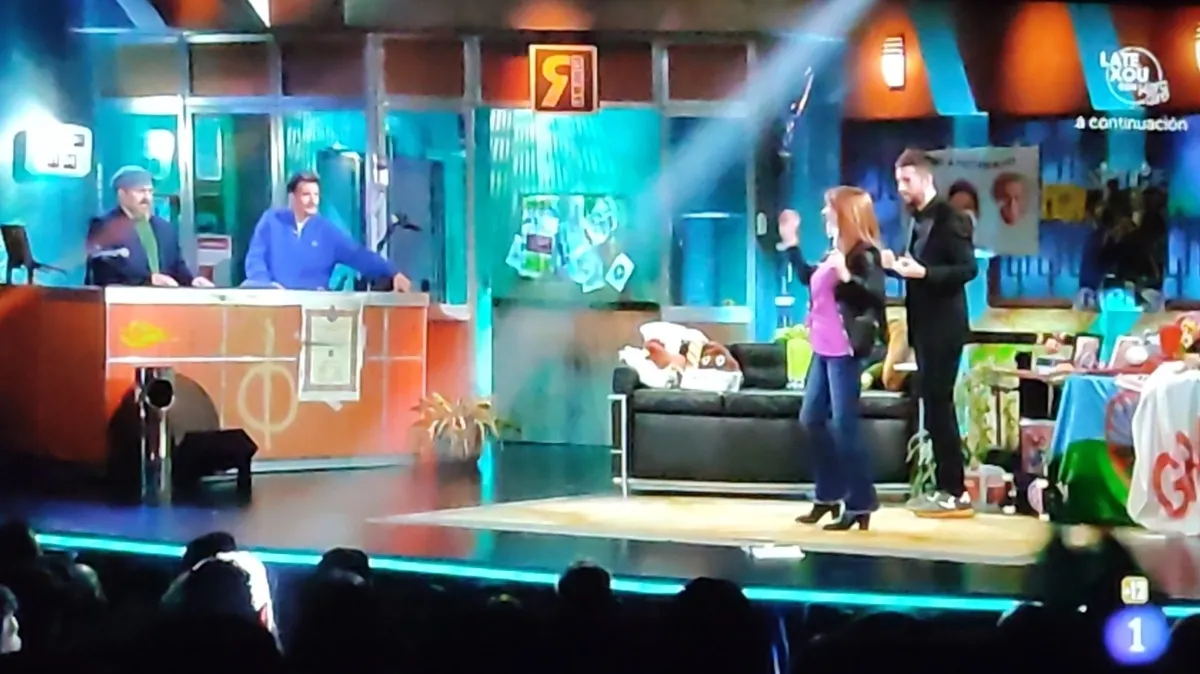 Pantallazos de móvil del momento de Maribel Montes sobre el escenario de La Revuelta de Broncano 