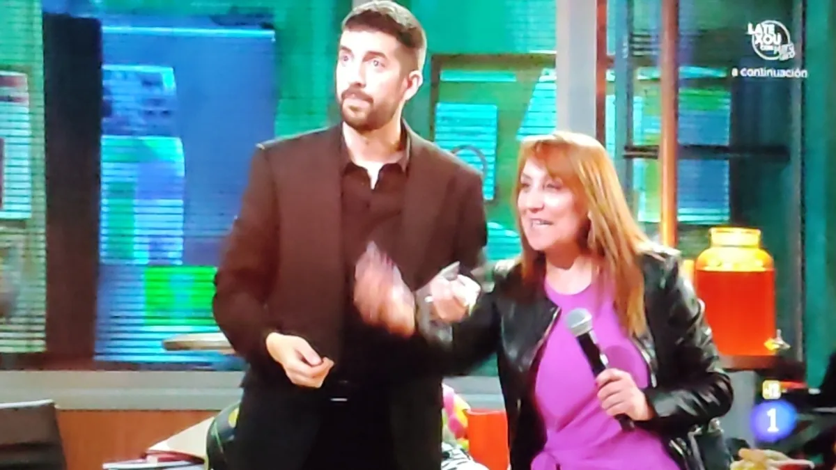 Pantallazos de móvil del momento de Maribel Montes sobre el escenario de La Revuelta de Broncano 