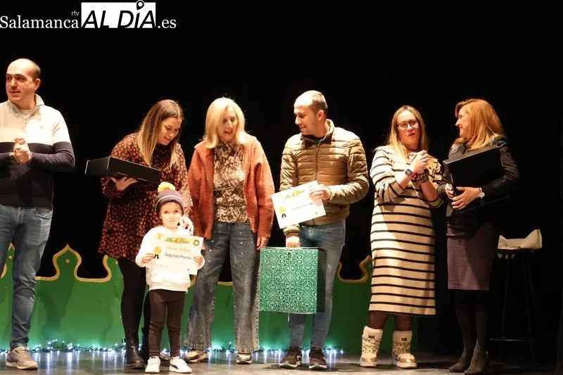 Foto 2 - El Teatro de la Villa de Alba de Tormes celebra la entrega de premios de concursos navide&ntilde;os