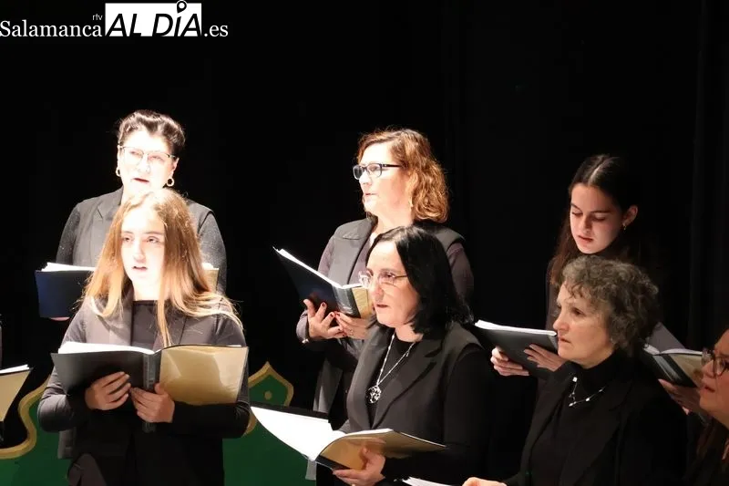 Foto 9 - El Coro de Mujeres Kyria llena de m&uacute;sica el Teatro de la Villa en Alba de Tormes