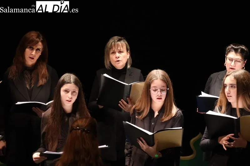 Foto 7 - El Coro de Mujeres Kyria llena de m&uacute;sica el Teatro de la Villa en Alba de Tormes