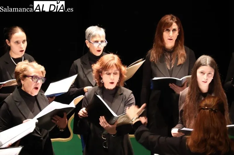 Foto 6 - El Coro de Mujeres Kyria llena de m&uacute;sica el Teatro de la Villa en Alba de Tormes