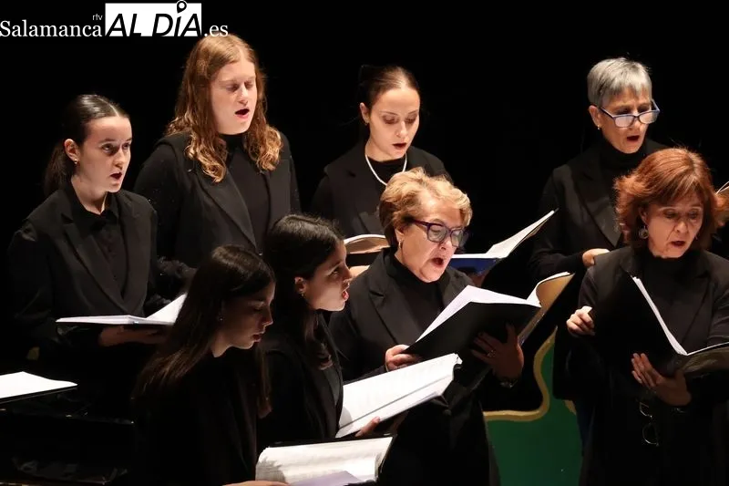 Foto 5 - El Coro de Mujeres Kyria llena de m&uacute;sica el Teatro de la Villa en Alba de Tormes