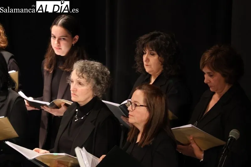 Foto 4 - El Coro de Mujeres Kyria llena de m&uacute;sica el Teatro de la Villa en Alba de Tormes