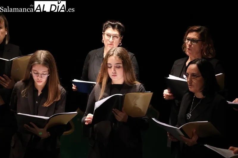 Foto 3 - El Coro de Mujeres Kyria llena de m&uacute;sica el Teatro de la Villa en Alba de Tormes