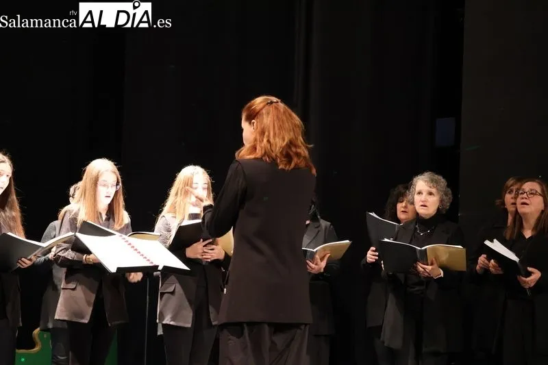 Foto 2 - El Coro de Mujeres Kyria llena de m&uacute;sica el Teatro de la Villa en Alba de Tormes