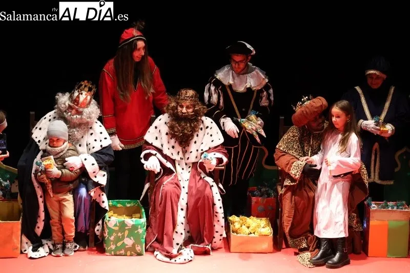 Foto 18 - La Cabalgata de los Reyes Magos llena de magia las calles de Alba de Tormes