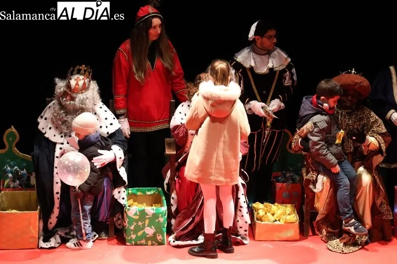 Foto 17 - La Cabalgata de los Reyes Magos llena de magia las calles de Alba de Tormes