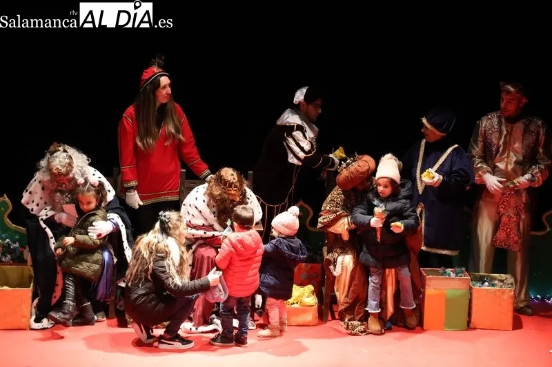 Foto 15 - La Cabalgata de los Reyes Magos llena de magia las calles de Alba de Tormes