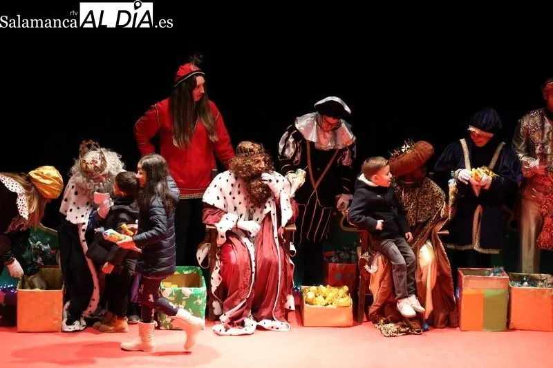Foto 14 - La Cabalgata de los Reyes Magos llena de magia las calles de Alba de Tormes