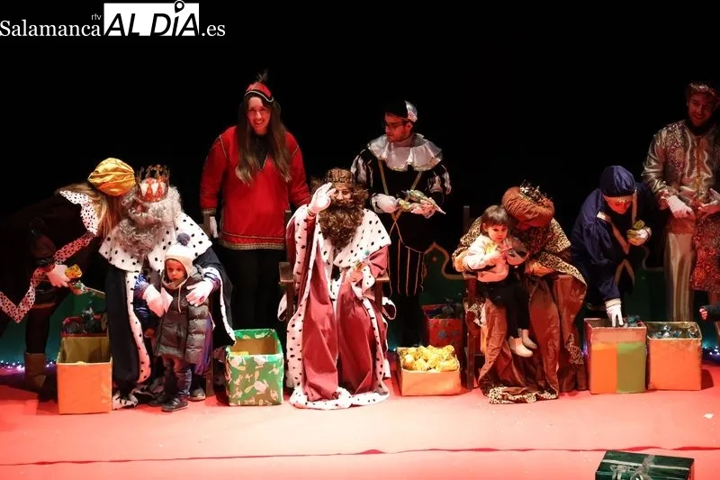Foto 13 - La Cabalgata de los Reyes Magos llena de magia las calles de Alba de Tormes