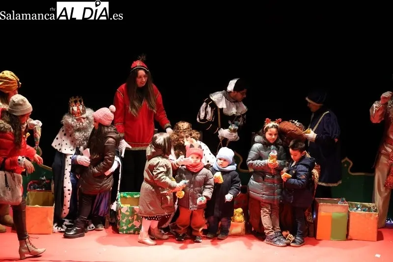 Foto 12 - La Cabalgata de los Reyes Magos llena de magia las calles de Alba de Tormes