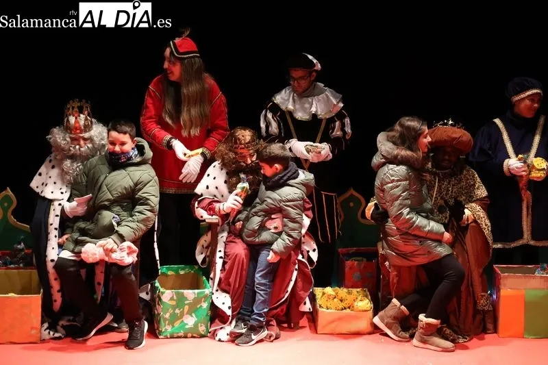 Foto 11 - La Cabalgata de los Reyes Magos llena de magia las calles de Alba de Tormes
