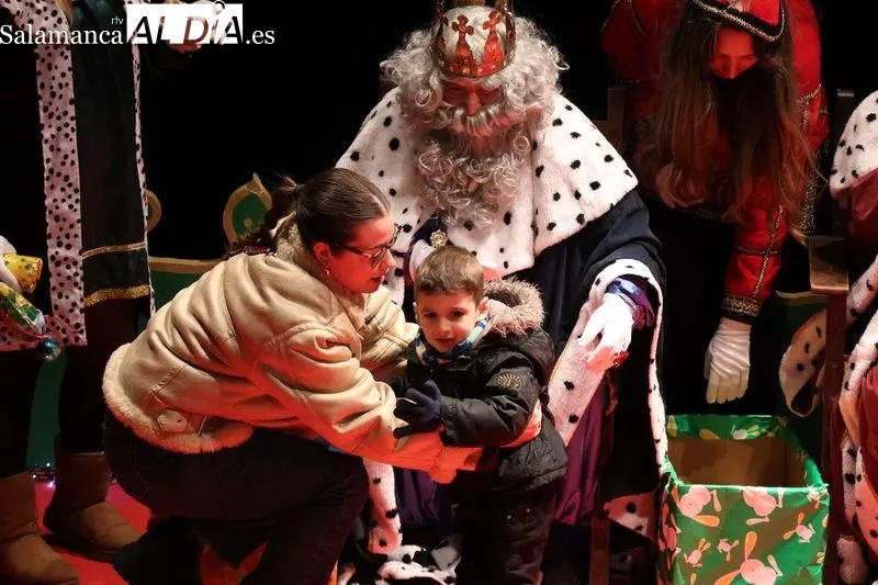 Foto 10 - La Cabalgata de los Reyes Magos llena de magia las calles de Alba de Tormes