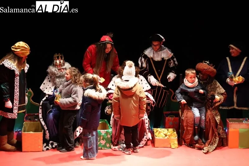 Foto 9 - La Cabalgata de los Reyes Magos llena de magia las calles de Alba de Tormes