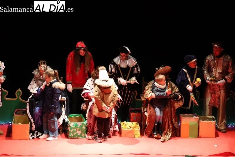 Foto 8 - La Cabalgata de los Reyes Magos llena de magia las calles de Alba de Tormes