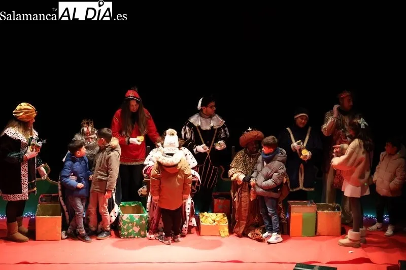 Foto 7 - La Cabalgata de los Reyes Magos llena de magia las calles de Alba de Tormes