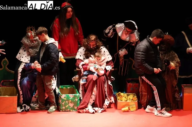 Foto 5 - La Cabalgata de los Reyes Magos llena de magia las calles de Alba de Tormes