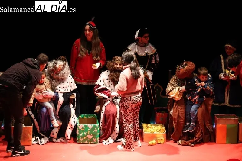 Foto 4 - La Cabalgata de los Reyes Magos llena de magia las calles de Alba de Tormes