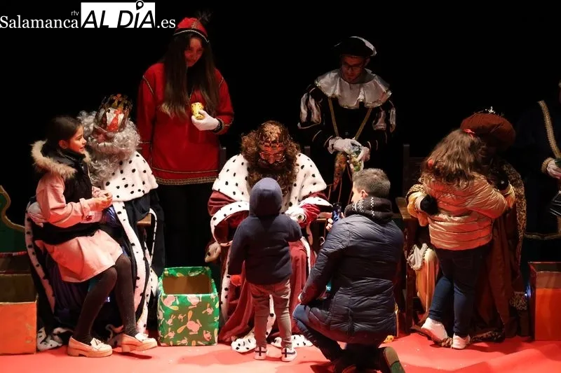 Foto 3 - La Cabalgata de los Reyes Magos llena de magia las calles de Alba de Tormes