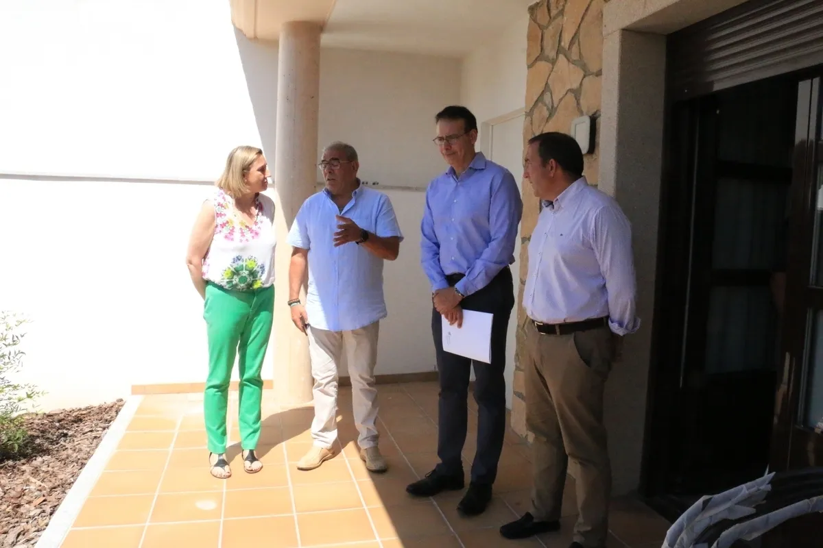 En julio del año pasado, la vicepresidenta de la Junta, Isabel Blanco, visitaba el edificio una vez acabadas las obras (patio exterior) / CORRAL