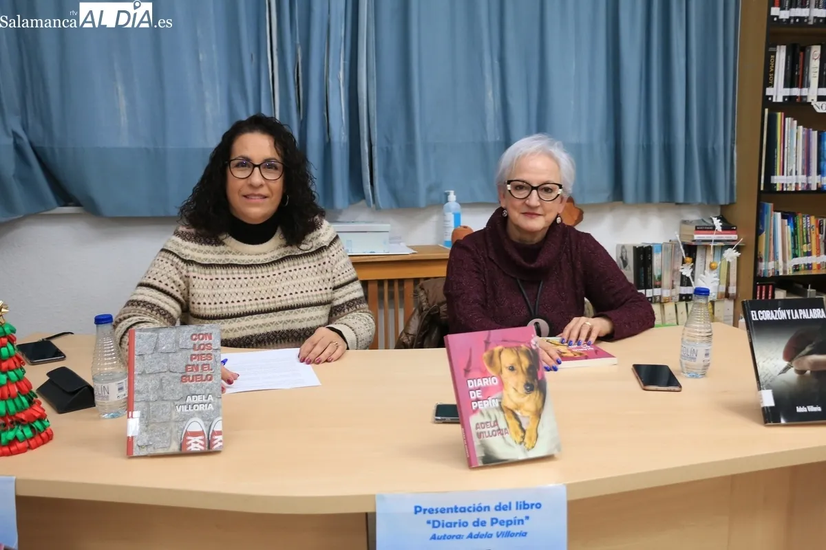 La autora de 'Diario de Pepín',  Adela Villoria (der.), junto a la directora de la Biblioteca de Vitigudino, Raquel Bernal, en la presentación del libro / CORRAL  
