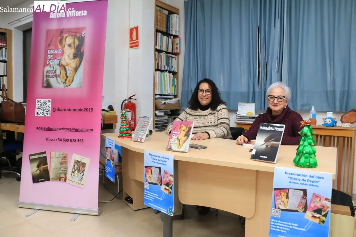 La autora de 'Diario de Pepín',  Adela Villoria (der.), junto a la directora de la Biblioteca de Vitigudino, Raquel Bernal, en la presentación del libro / CORRAL  