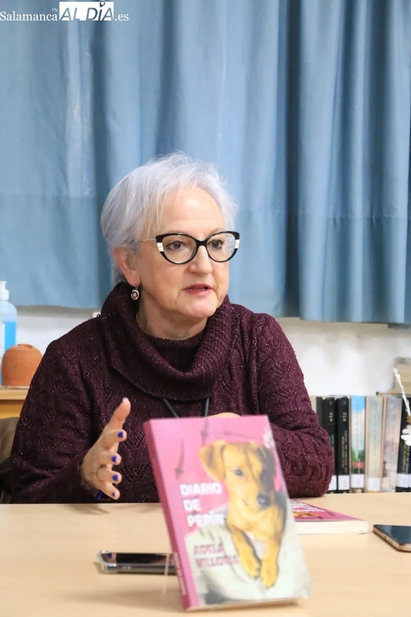 La autora de 'Diario de Pepín',  Adela Villoria, en la presentación del libro en la Biblioteca de Vitigudino / CORRAL
