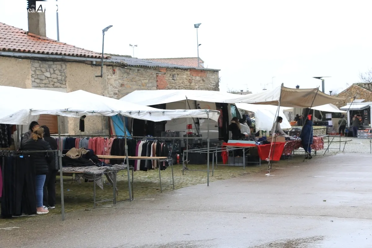 Primer mercadillo de 2025 en Trabanca pasado por agua y viento / CORRAL