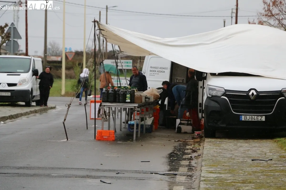 Primer mercadillo de 2025 en Trabanca pasado por agua y viento / CORRAL