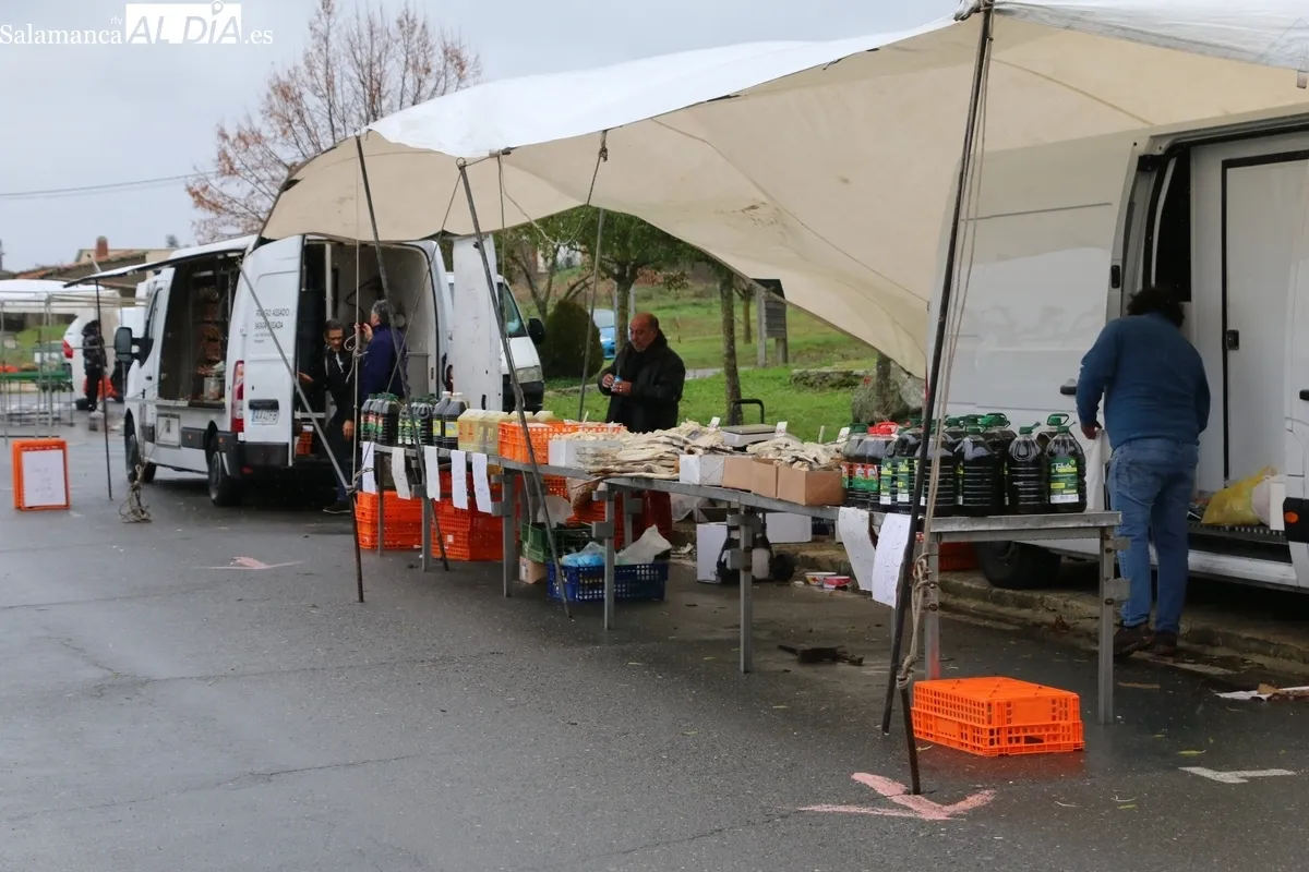 Primer mercadillo de 2025 en Trabanca pasado por agua y viento / CORRAL