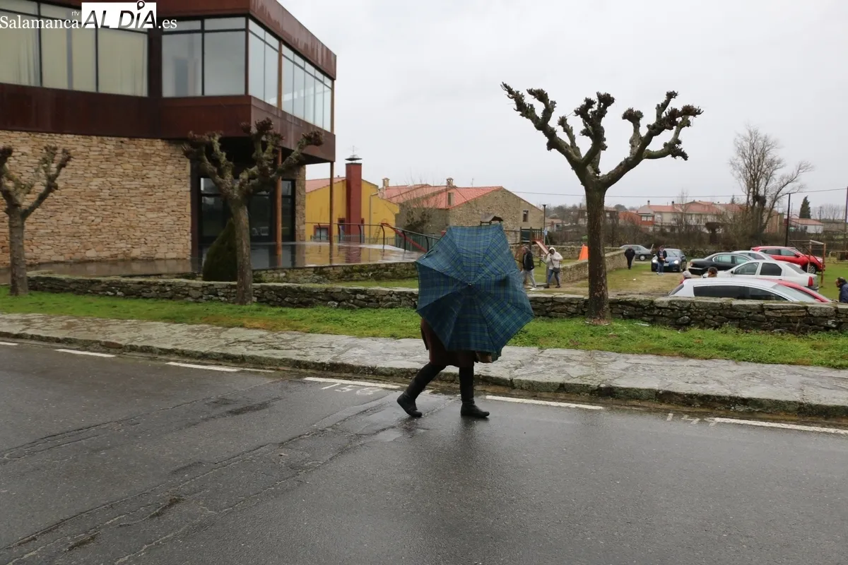 Primer mercadillo de 2025 en Trabanca pasado por agua y viento / CORRAL