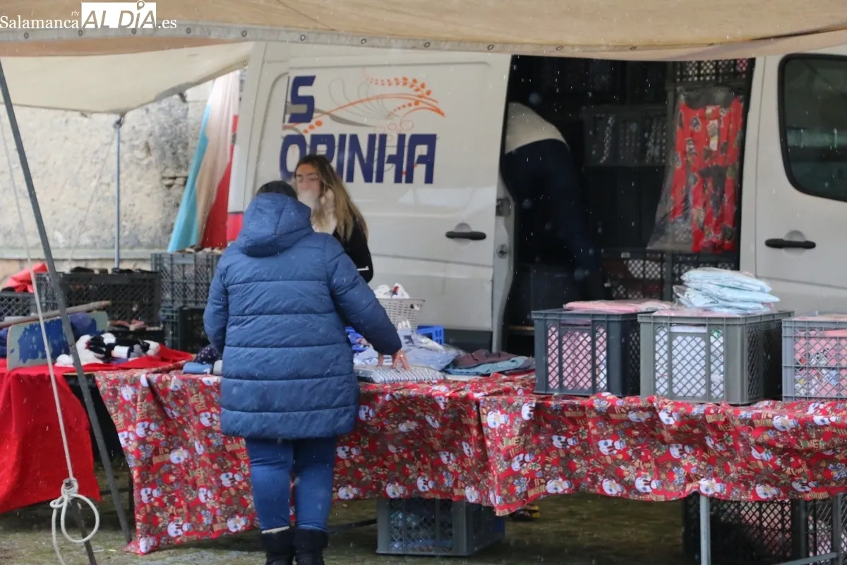 Primer mercadillo de 2025 en Trabanca pasado por agua y viento / CORRAL
