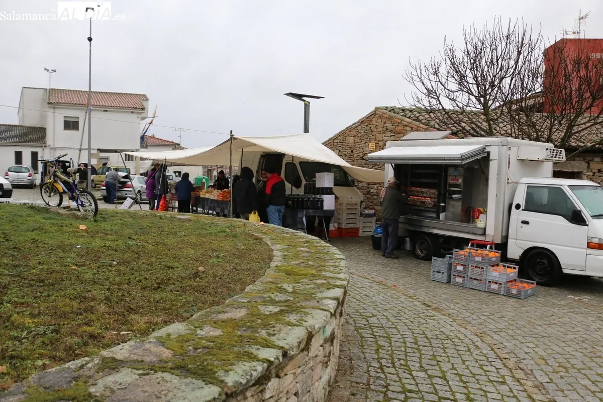 Primer mercadillo de 2025 en Trabanca pasado por agua y viento / CORRAL