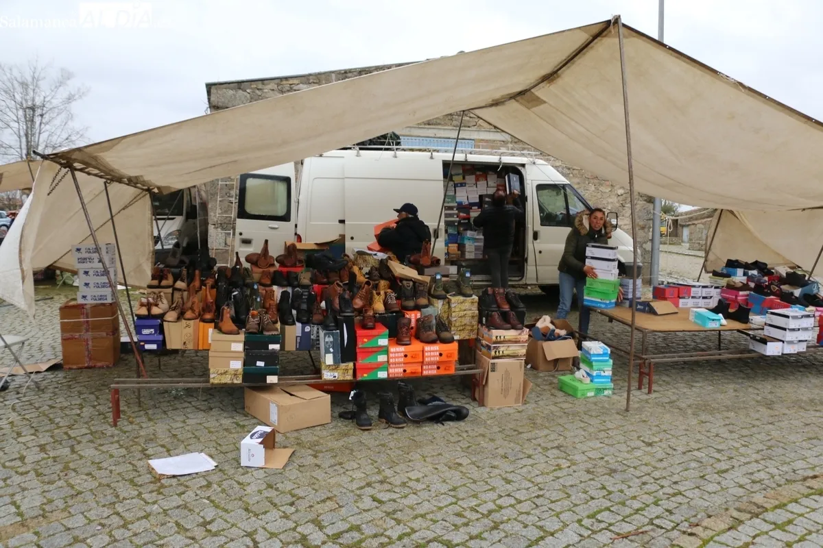 Primer mercadillo de 2025 en Trabanca pasado por agua y viento / CORRAL