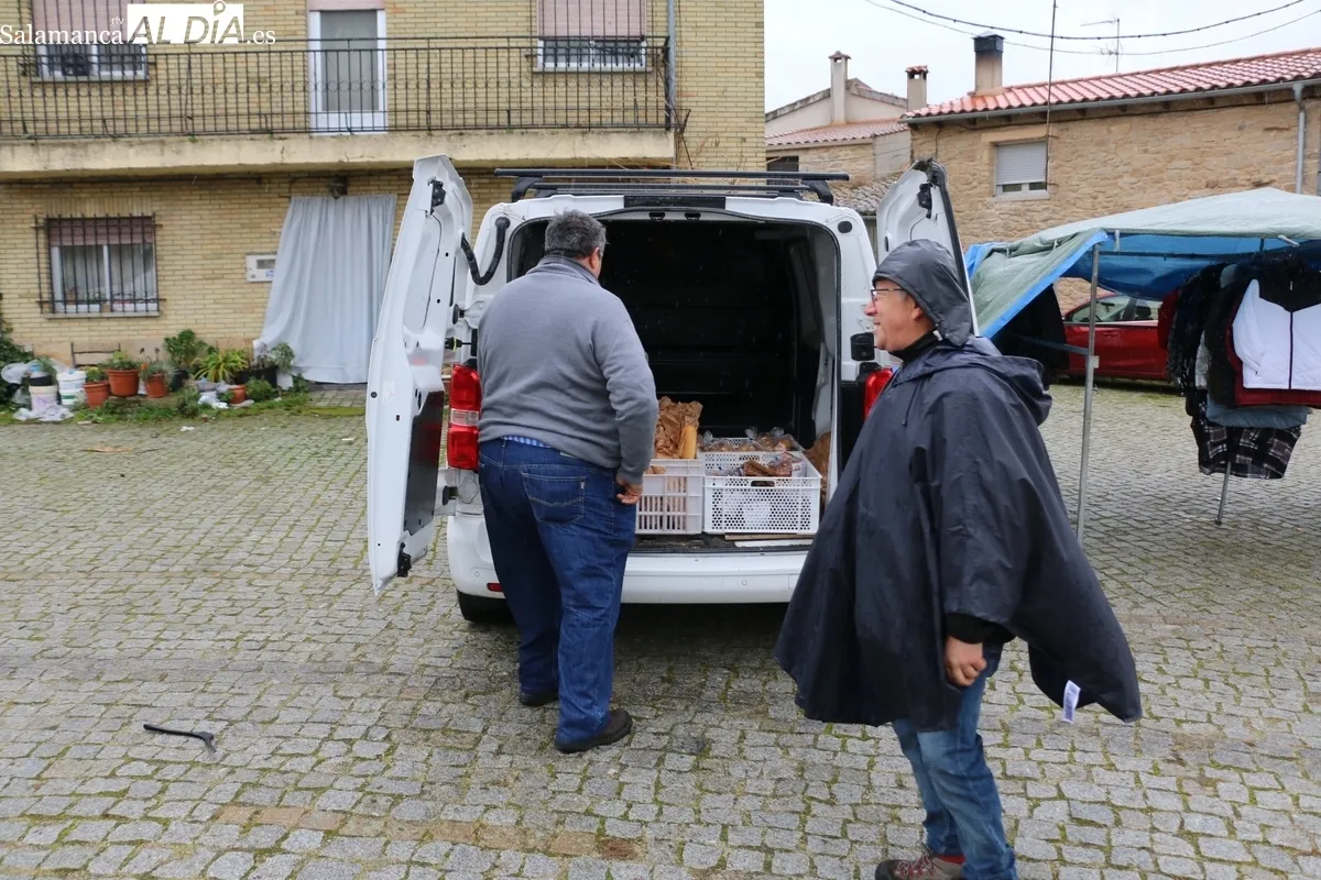 Primer mercadillo de 2025 en Trabanca pasado por agua y viento / CORRAL