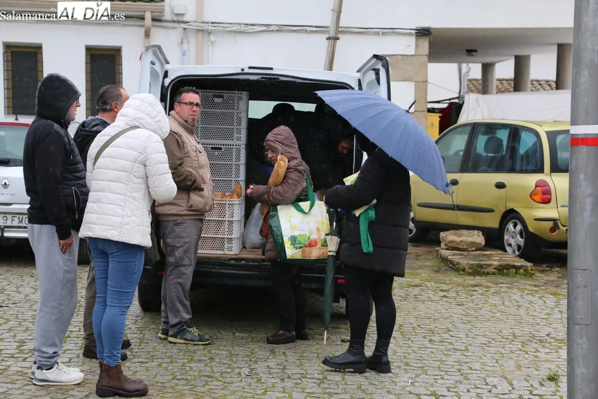 Primer mercadillo de 2025 en Trabanca pasado por agua y viento / CORRAL