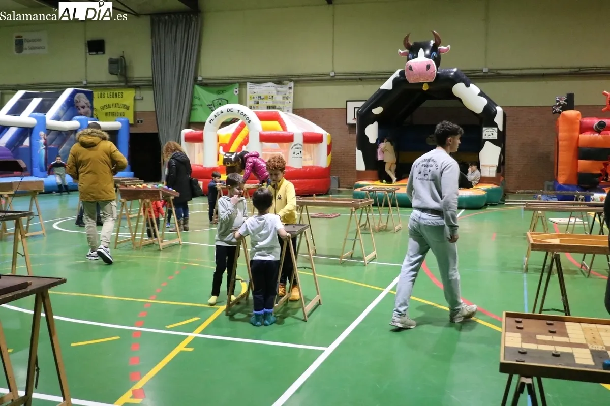Los niños disfrutaban este viernes en Vitigudino con el parque de Navilandia Huertos / CORRAL