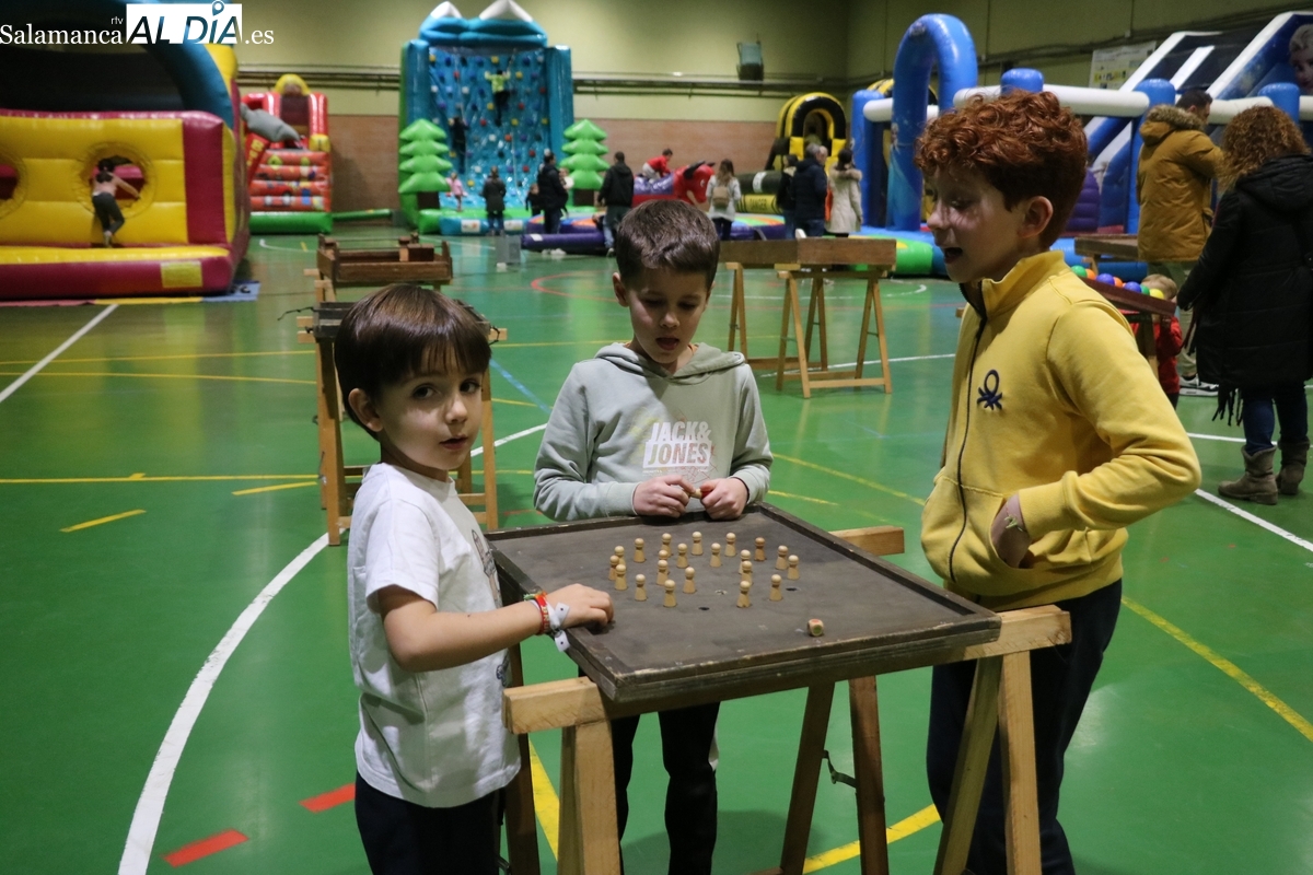 Los más pequelos siguen disfrutnado de la Navidad en Vitigudino con Navilandia Huertos 