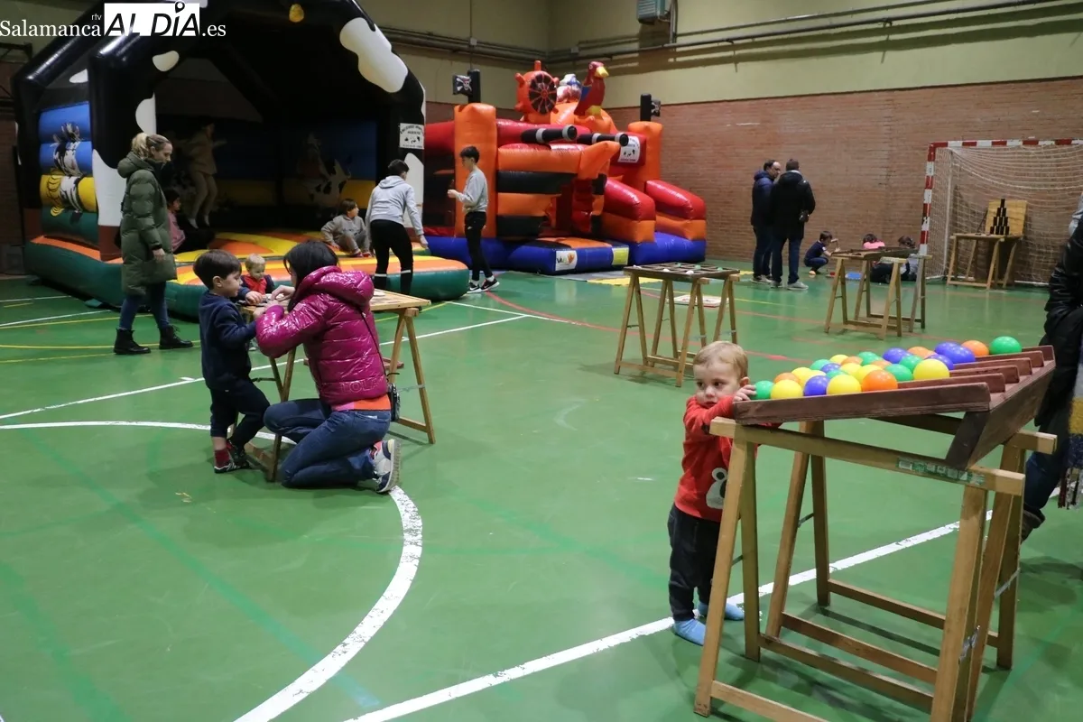 Los niños disfrutaban este viernes en Vitigudino con el parque de Navilandia Huertos / CORRAL