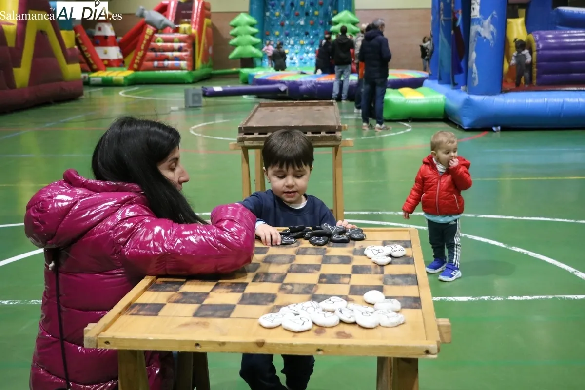 Los niños disfrutaban este viernes en Vitigudino con el parque de Navilandia Huertos / CORRAL