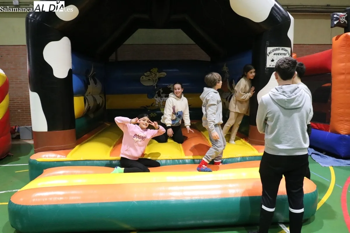 Los niños disfrutaban este viernes en Vitigudino con el parque de Navilandia Huertos / CORRAL